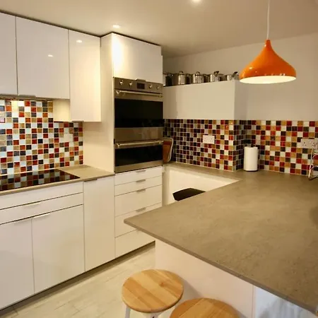 Vernon Place Town Centre, Vernon Cottage 3-Bed With Parking, 1A Vernon Court 2-Bed With Parking, 1B Studio No Parking, Off The High Street Next To Sandford Park Cheltenham Exterior photo