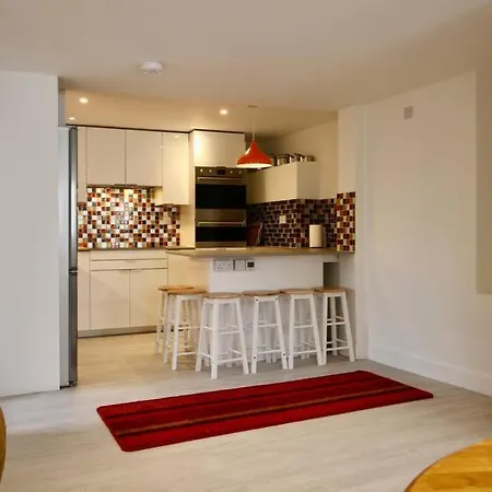 Vernon Place Town Centre, Vernon Cottage 3-Bed With Parking, 1A Vernon Court 2-Bed With Parking, 1B Studio No Parking, Off The High Street Next To Sandford Park Cheltenham Exterior photo