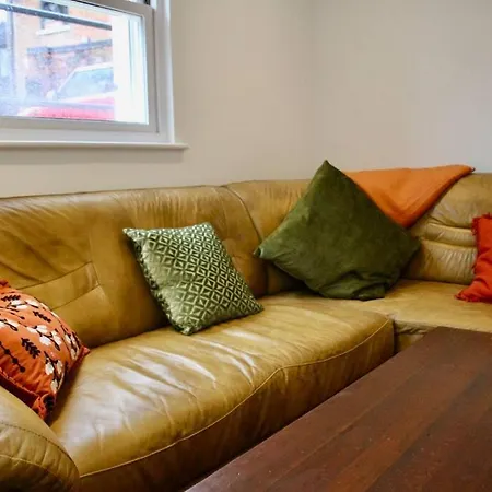 Vernon Place Town Centre, Vernon Cottage 3-Bed With Parking, 1A Vernon Court 2-Bed With Parking, 1B Studio No Parking, Off The High Street Next To Sandford Park Cheltenham Exterior photo