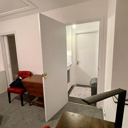 Vernon Place Town Centre, Vernon Cottage 3-Bed With Parking, 1A Vernon Court 2-Bed With Parking, 1B Studio No Parking, Off The High Street Next To Sandford Park Cheltenham Exterior photo
