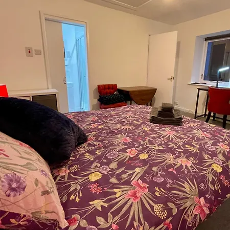 Vernon Place Town Centre, Vernon Cottage 3-Bed With Parking, 1A Vernon Court 2-Bed With Parking, 1B Studio No Parking, Off The High Street Next To Sandford Park Cheltenham Exterior photo