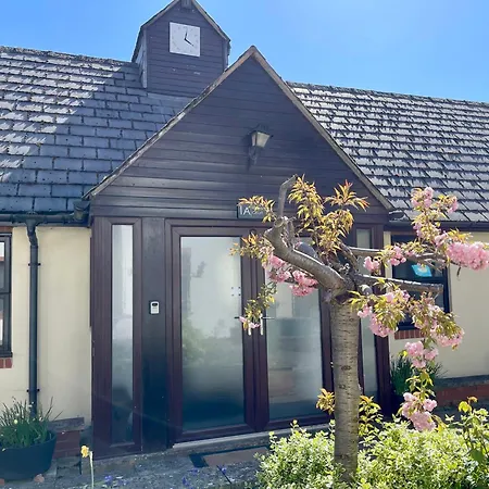 Vernon Place Town Centre, Vernon Cottage 3-Bed With Parking, 1A Vernon Court 2-Bed With Parking, 1B Studio No Parking, Off The High Street Next To Sandford Park Cheltenham Exterior photo