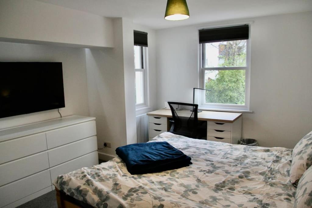 Holiday home Vernon Place Town Centre, Vernon 3-bed With Parking, 1a Vernon Court 2-bed With Parking, 1b No Parking, Off The High Street Next To Sandford Park *
