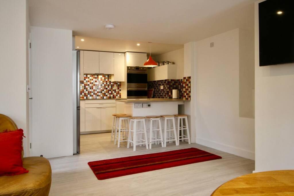 Vernon Place Town Centre, Vernon 3-bed With Parking, 1a Vernon Court 2-bed With Parking, 1b No Parking, Off The High Street Next To Sandford Park