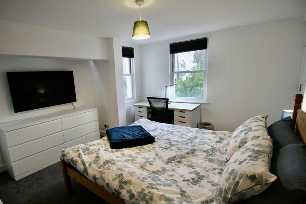 Vernon Place Town Centre, Vernon 3-bed With Parking, 1a Vernon Court 2-bed With Parking, 1b No Parking, Off The High Street Next To Sandford Park Holiday home *