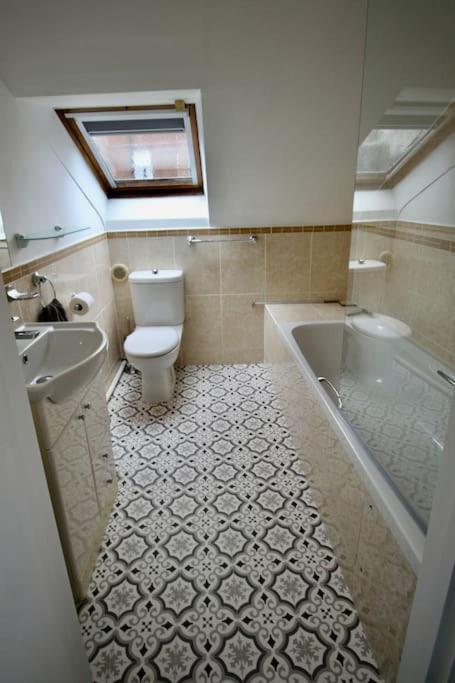 Vernon Place Town Centre, Vernon 3-bed With Parking, 1a Vernon Court 2-bed With Parking, 1b No Parking, Off The High Street Next To Sandford Park Holiday home Cheltenham